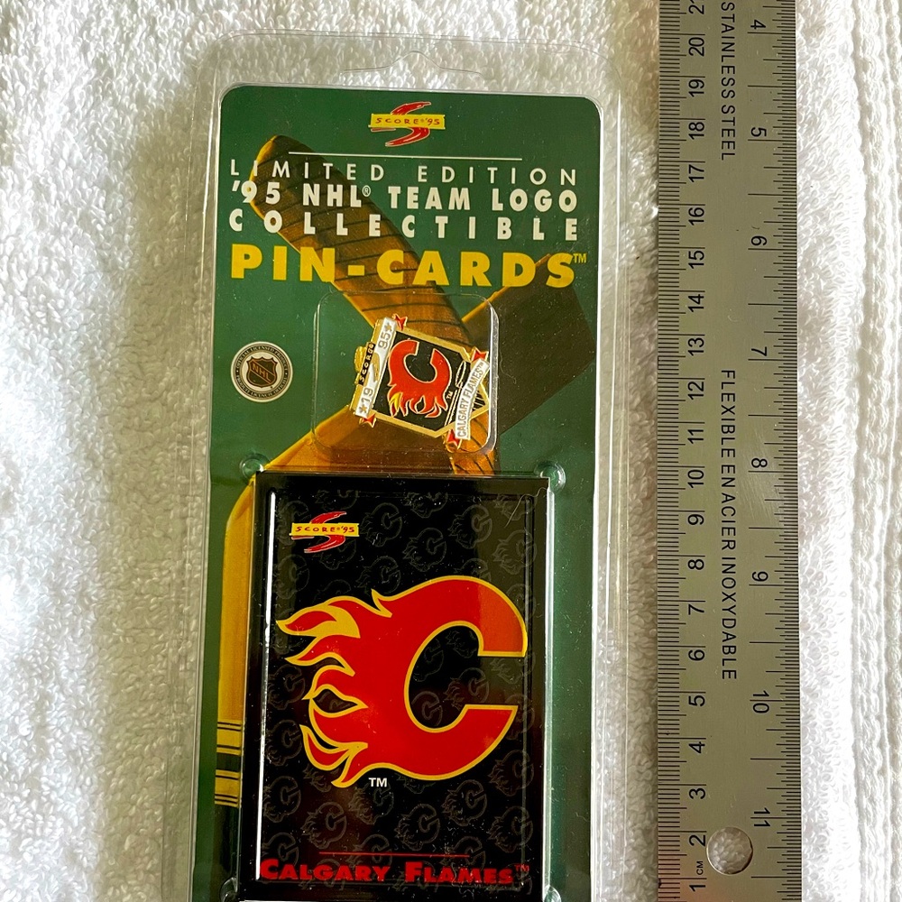 1995 NHL Calgary Flames Pin and Hockey Card